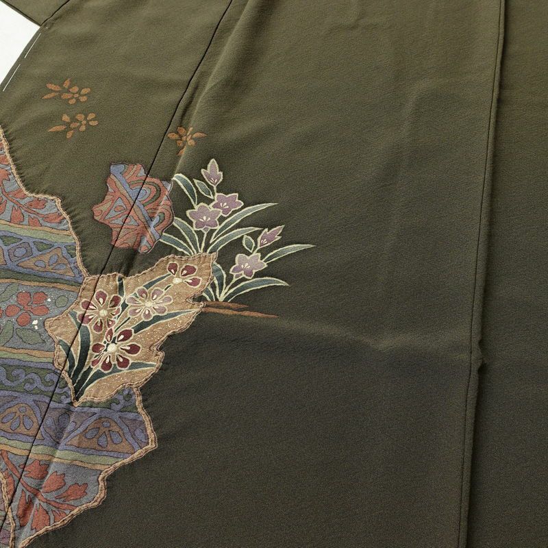 付け下げ 美品 落款入り しつけ糸付き 縮緬 正絹 木の葉・植物柄 袷仕立て 身丈163cm 裄丈64cm 箔 絞り 共八掛 フォーマル 着物 緑・うぐいす色_画像5