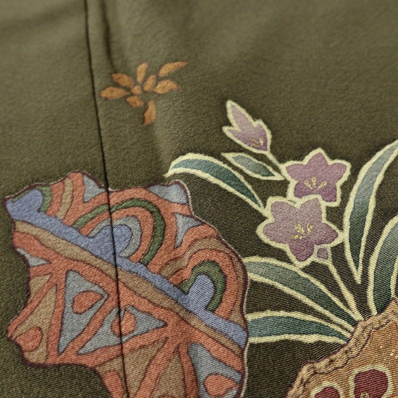 付け下げ 美品 落款入り しつけ糸付き 縮緬 正絹 木の葉・植物柄 袷仕立て 身丈163cm 裄丈64cm 箔 絞り 共八掛 フォーマル 着物 緑・うぐいす色_画像8