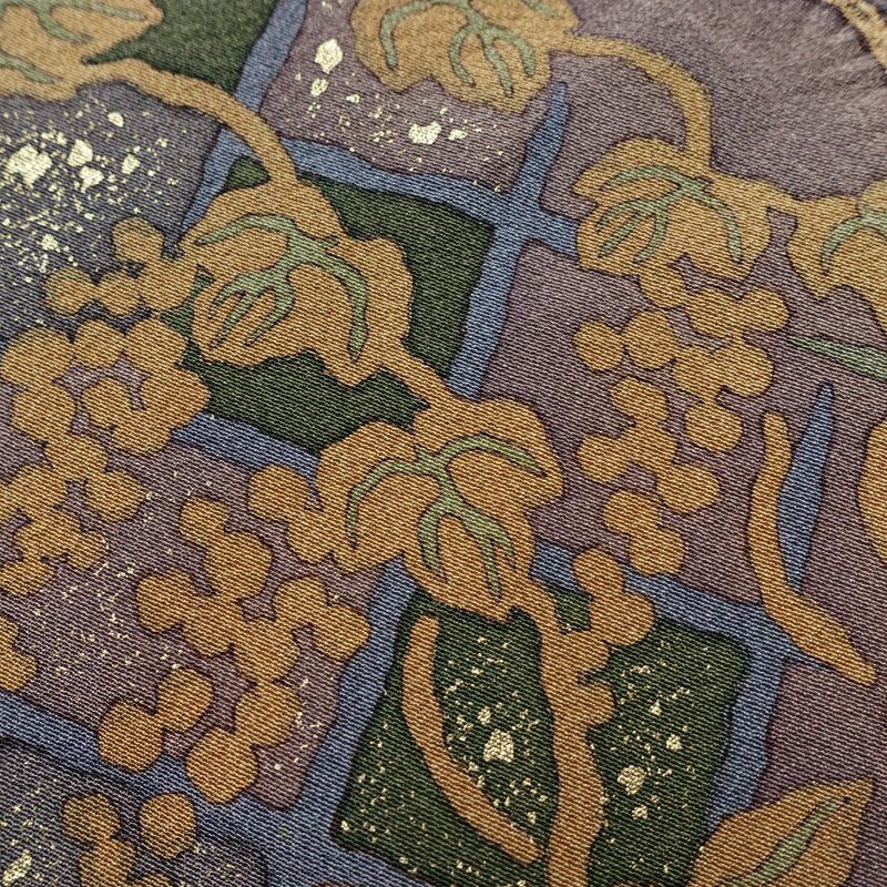 付け下げ 美品 落款入り しつけ糸付き 縮緬 正絹 木の葉・植物柄 袷仕立て 身丈163cm 裄丈64cm 箔 絞り 共八掛 フォーマル 着物 緑・うぐいす色_画像9