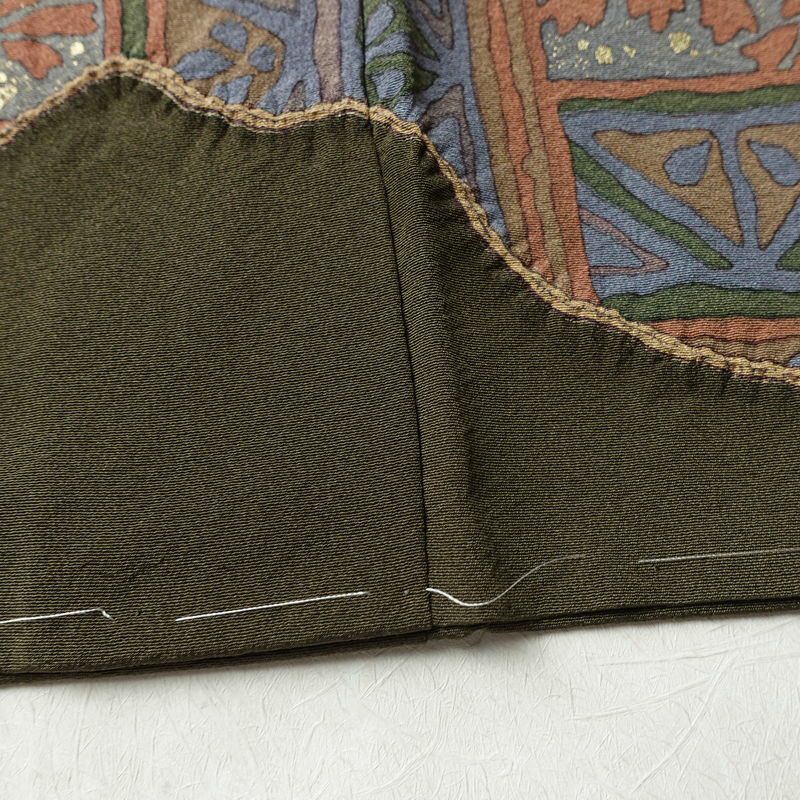 付け下げ 美品 落款入り しつけ糸付き 縮緬 正絹 木の葉・植物柄 袷仕立て 身丈163cm 裄丈64cm 箔 絞り 共八掛 フォーマル 着物 緑・うぐいす色_画像12