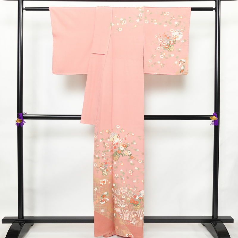 訪問着 美品 しつけ糸付き 正絹 古典柄 袷仕立て 身丈161cm 裄丈63cm 箔 金彩 菊 フォーマル 着物 ピンク_画像2