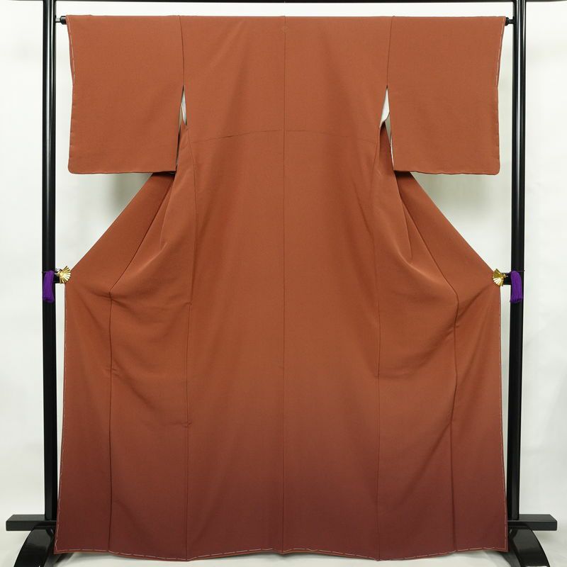 色無地 美品 しつけ糸付き 縮緬 一つ紋付き 正絹 その他の柄 袷仕立て 身丈167cm 裄丈66cm 共八掛 着物 茶_画像1