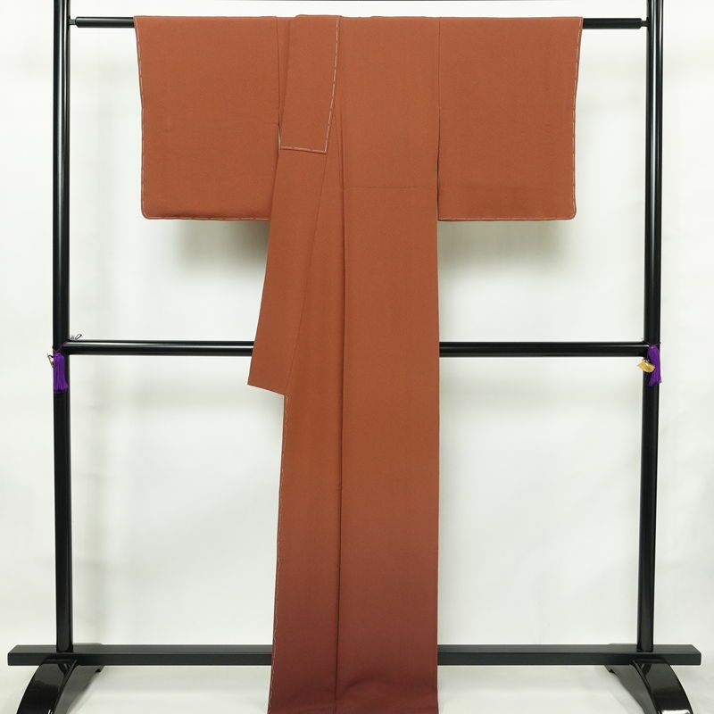 色無地 美品 しつけ糸付き 縮緬 一つ紋付き 正絹 その他の柄 袷仕立て 身丈167cm 裄丈66cm 共八掛 着物 茶_画像2