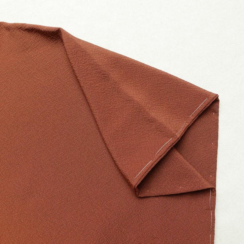 色無地 美品 しつけ糸付き 縮緬 一つ紋付き 正絹 その他の柄 袷仕立て 身丈167cm 裄丈66cm 共八掛 着物 茶_画像15