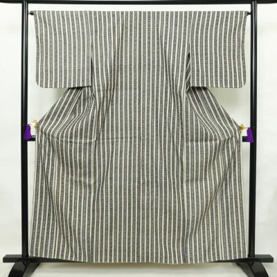 紬 良品 しつけ糸付き 正絹 縞柄・線柄 袷仕立て 身丈159.5cm 裄丈65.5cm 着物 グレー