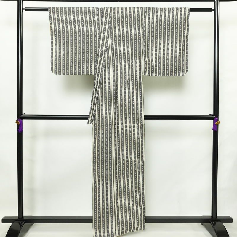 紬 良品 しつけ糸付き 正絹 縞柄・線柄 袷仕立て 身丈159.5cm 裄丈65.5cm 着物 グレー_画像2