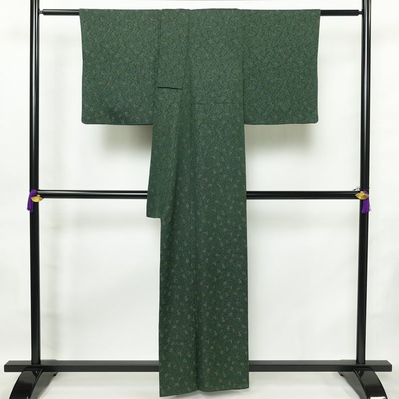 色無地 落款入り 一つ紋付き 正絹 木の葉・植物柄 袷仕立て 身丈159.5cm 裄丈64cm 着物 緑・うぐいす色_画像2