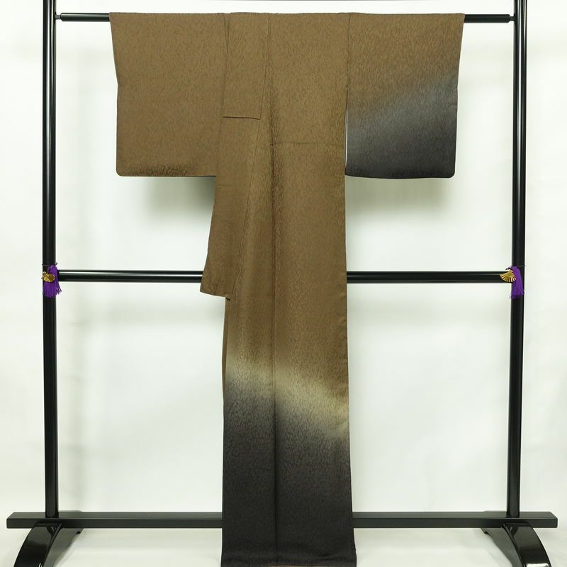 付け下げ 美品 正絹 その他の柄 袷仕立て 身丈165cm 裄丈67cm フォーマル 着物 緑・うぐいす色_画像2