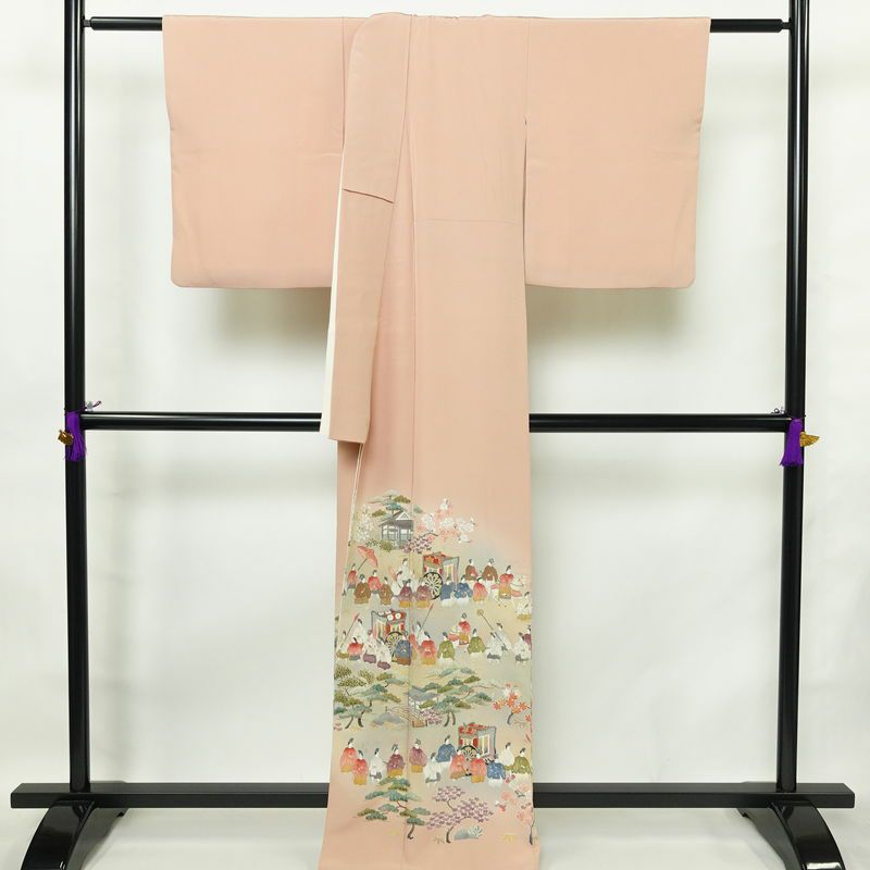 色留袖 良品 三つ紋入り 落款入り 正絹 人物・動物柄 袷仕立て 身丈165.5cm 裄丈66.5cm 箔 金彩 金通し フォーマル 着物 ピンク_画像2