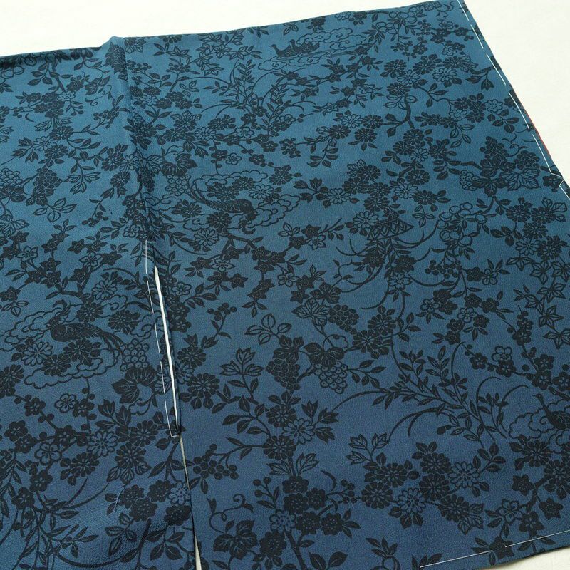 小紋 良品 しつけ糸付き 縮緬 正絹 花柄 袷仕立て 身丈158cm 裄丈66cm 着物 青・紺_画像12