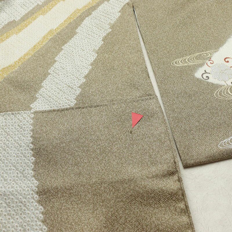 訪問着 良品 しつけ糸付き 正絹 人物・動物柄 袷仕立て 身丈163cm 裄丈65.5cm 箔 金彩 フォーマル 着物 ベージュ_画像13