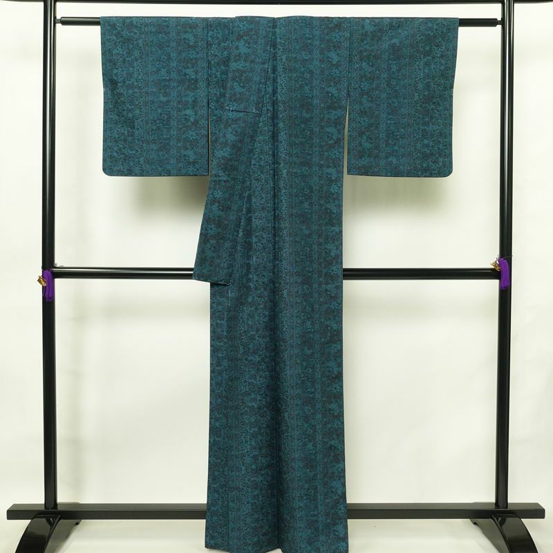 単衣 紬 良品 正絹 花柄 単衣仕立て 胴抜き 身丈161cm 裄丈65cm 一部しつけ糸付き 着物 青・紺_画像2