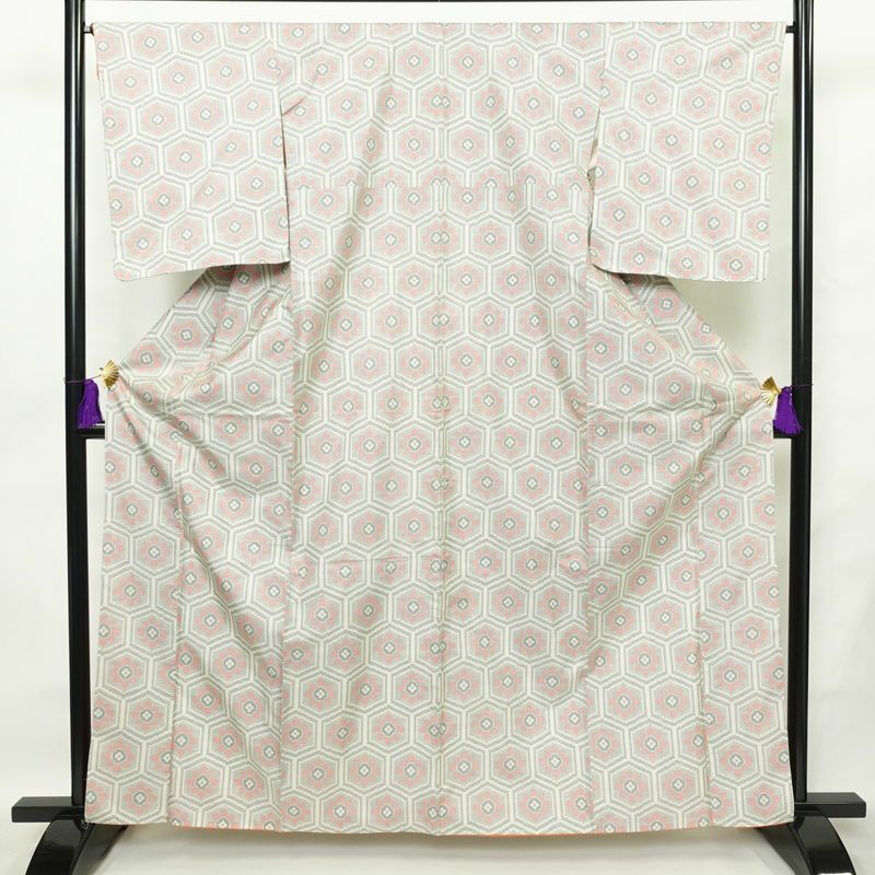 紬 しつけ糸付き 正絹 亀甲柄 袷仕立て 身丈163.5cm 裄丈65.5cm 着物 多色使い_画像1