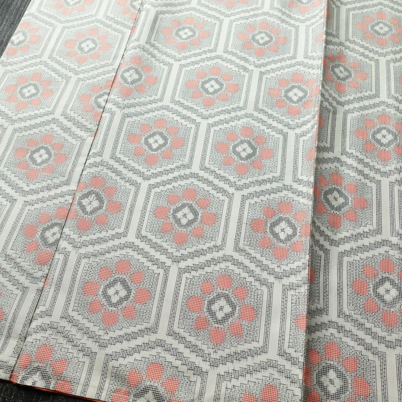 紬 しつけ糸付き 正絹 亀甲柄 袷仕立て 身丈163.5cm 裄丈65.5cm 着物 多色使い_画像4