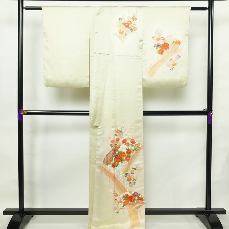 付け下げ 金駒刺繍 正絹 古典柄 袷仕立て 身丈167.5cm 裄丈65.5cm 箔 刺繍 金彩 フォーマル 着物 緑・うぐいす色_画像2