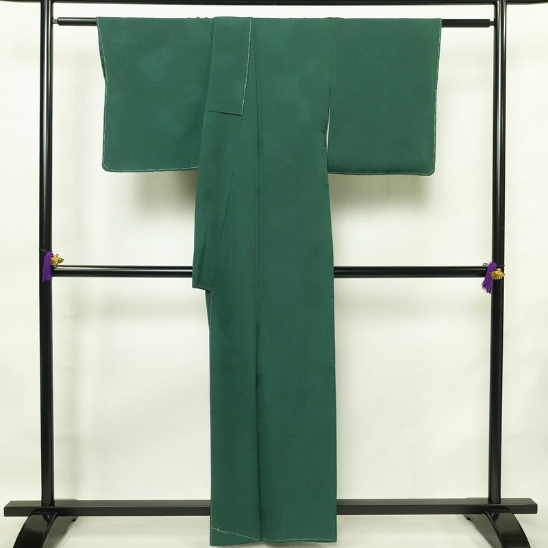 色無地 しつけ糸付き 一つ紋付き 正絹 その他の柄 袷仕立て 身丈161cm 裄丈67cm フォーマル 着物 緑・うぐいす色_画像2
