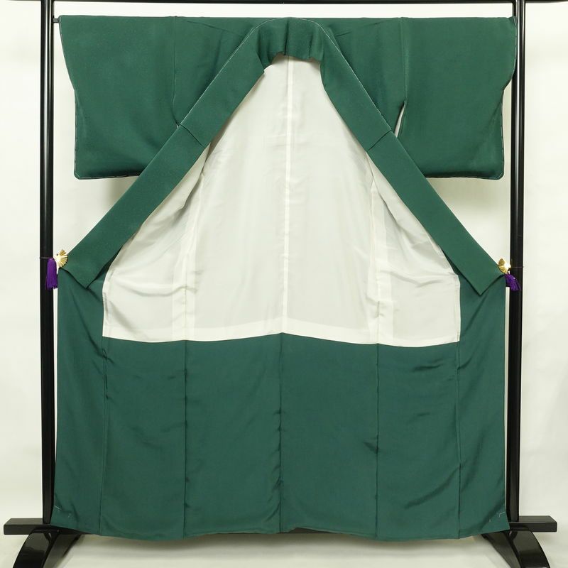 色無地 しつけ糸付き 一つ紋付き 正絹 その他の柄 袷仕立て 身丈161cm 裄丈67cm フォーマル 着物 緑・うぐいす色_画像3