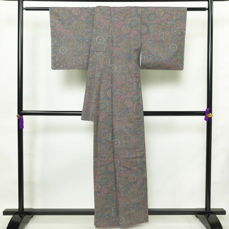 小紋 しつけ糸付き 紬地 正絹 木の葉・植物柄 袷仕立て 身丈159cm 裄丈65.5cm 着物 多色使い_画像2