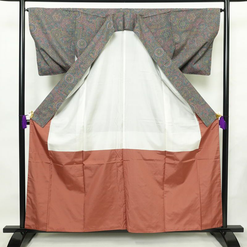 小紋 しつけ糸付き 紬地 正絹 木の葉・植物柄 袷仕立て 身丈159cm 裄丈65.5cm 着物 多色使い_画像3