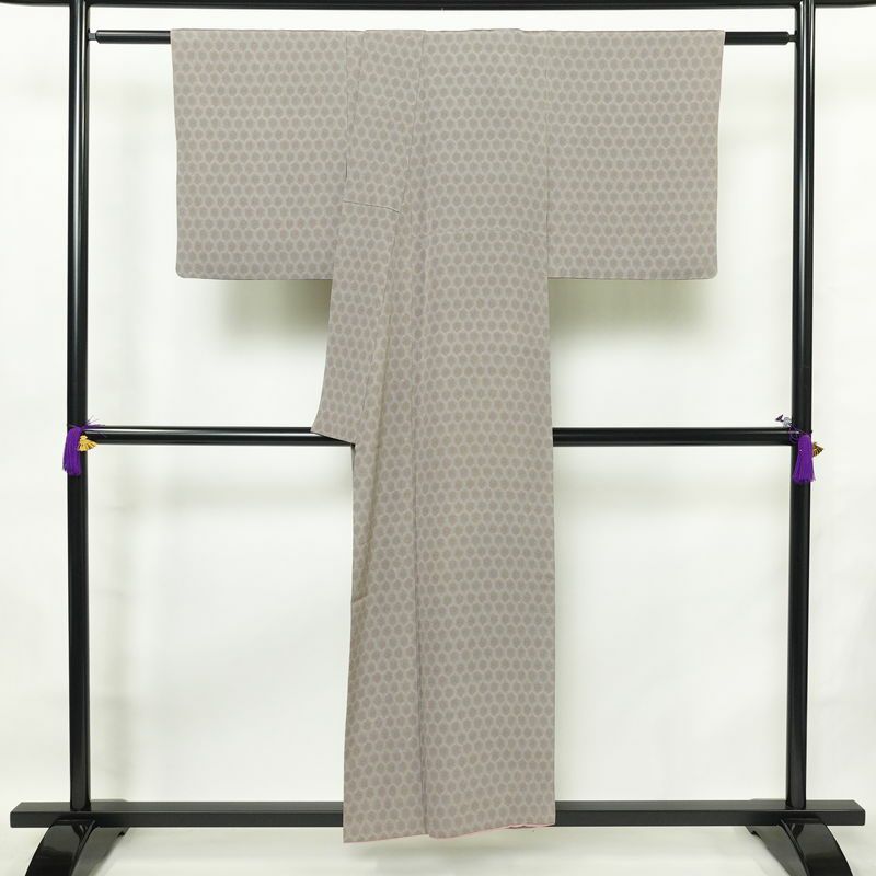 小紋 縮緬 正絹 亀甲柄 袷仕立て 身丈153.5cm 裄丈66.5cm 着物 グレー_画像2