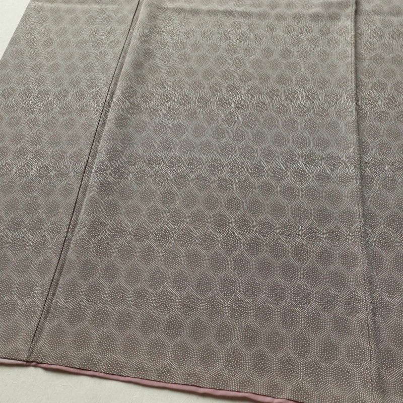 小紋 縮緬 正絹 亀甲柄 袷仕立て 身丈153.5cm 裄丈66.5cm 着物 グレー_画像4