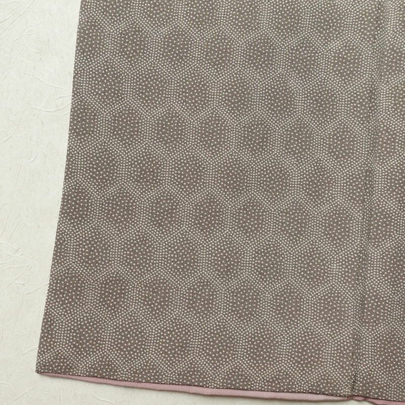 小紋 縮緬 正絹 亀甲柄 袷仕立て 身丈153.5cm 裄丈66.5cm 着物 グレー_画像10