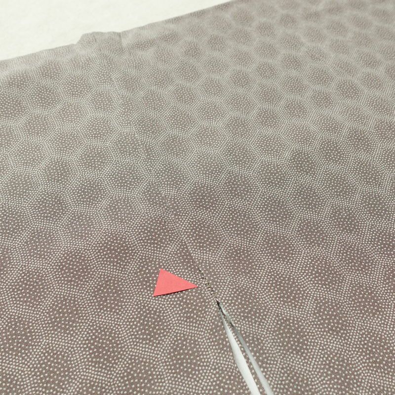 小紋 縮緬 正絹 亀甲柄 袷仕立て 身丈153.5cm 裄丈66.5cm 着物 グレー_画像11