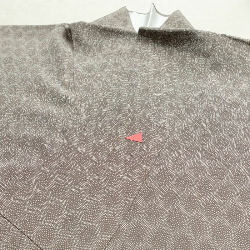 小紋 縮緬 正絹 亀甲柄 袷仕立て 身丈153.5cm 裄丈66.5cm 着物 グレー_画像17