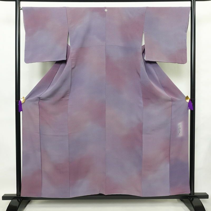 小紋 斉藤三才 落款入り 縮緬 一つ紋付き 正絹 その他の柄 袷仕立て 身丈157cm 裄丈66.5cm フォーマル 着物 紫・藤色_画像1