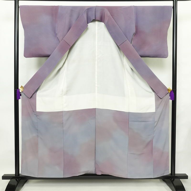 小紋 斉藤三才 落款入り 縮緬 一つ紋付き 正絹 その他の柄 袷仕立て 身丈157cm 裄丈66.5cm フォーマル 着物 紫・藤色_画像3