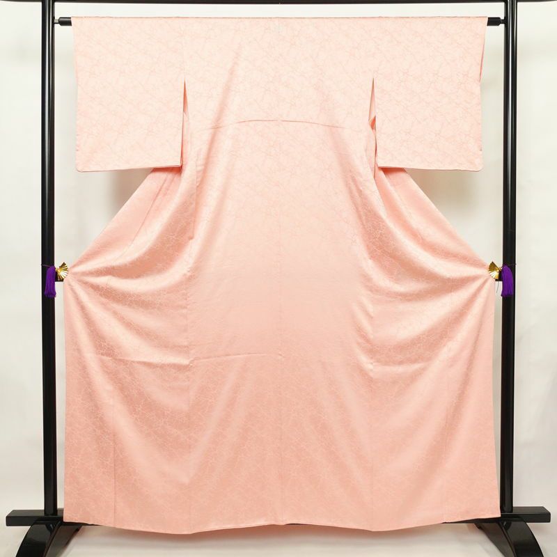 色無地 良品 綸子 一つ紋付き 正絹 幾何学柄・抽象柄 袷仕立て 身丈159.5cm 裄丈63cm 共八掛 フォーマル 着物 ピンク_画像1