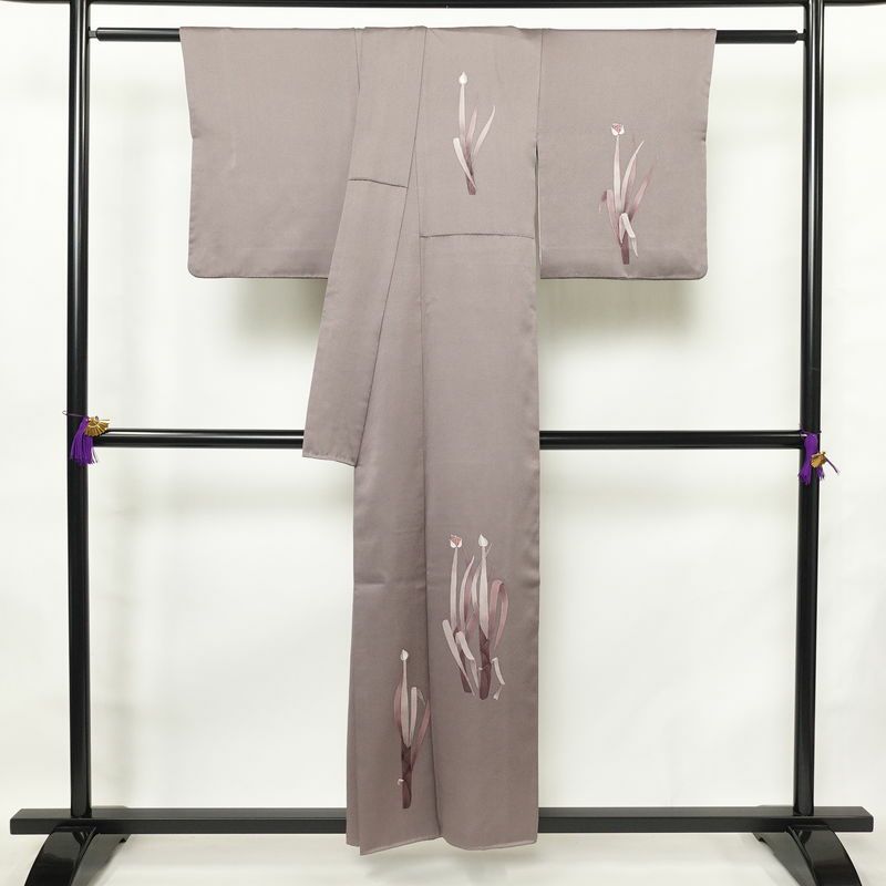 付け下げ 良品 一つ紋付き 正絹 木の葉・植物柄 袷仕立て 身丈154cm 裄丈64cm フォーマル 着物 紫・藤色_画像2