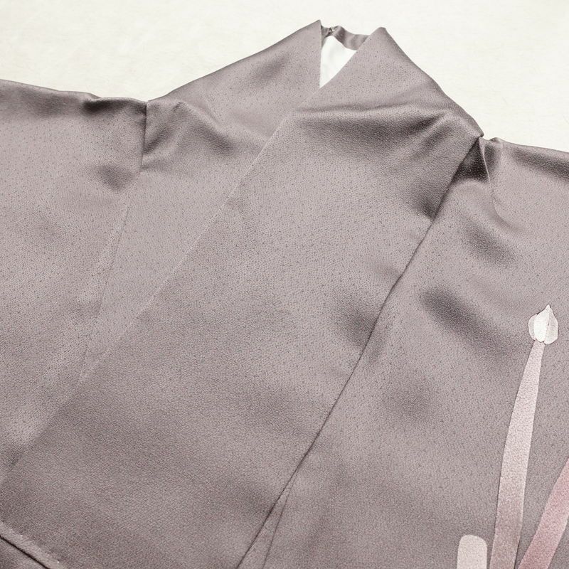 付け下げ 良品 一つ紋付き 正絹 木の葉・植物柄 袷仕立て 身丈154cm 裄丈64cm フォーマル 着物 紫・藤色_画像15