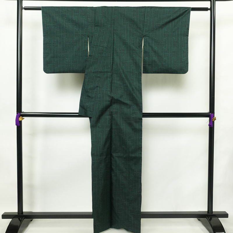 大島紬 正絹 幾何学柄・抽象柄 袷仕立て 身丈162cm 裄丈65.5cm 着物 緑・うぐいす色_画像2