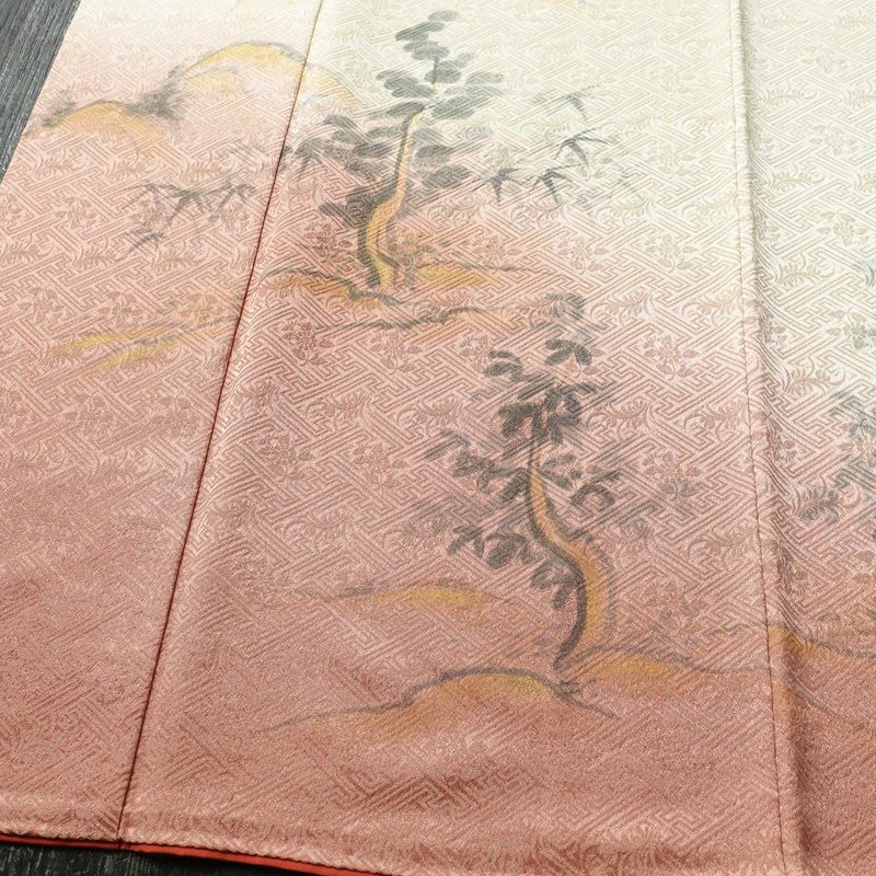 付け下げ 綸子 一つ紋付き 正絹 風景柄 袷仕立て 身丈161cm 裄丈65.5cm フォーマル 着物 ベージュ_画像4
