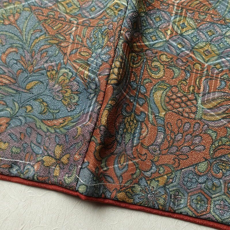 小紋 良品 しつけ糸付き 総柄 ポリエステル 幾何学柄・抽象柄 袷仕立て 身丈158.5cm 裄丈65cm 着物 多色使い_画像11