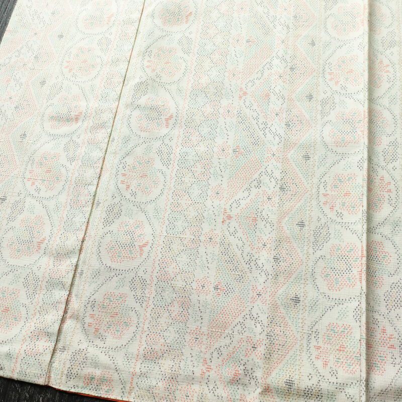 紬 正絹 幾何学柄・抽象柄 袷仕立て 身丈158cm 裄丈65.5cm 着物 白_画像4