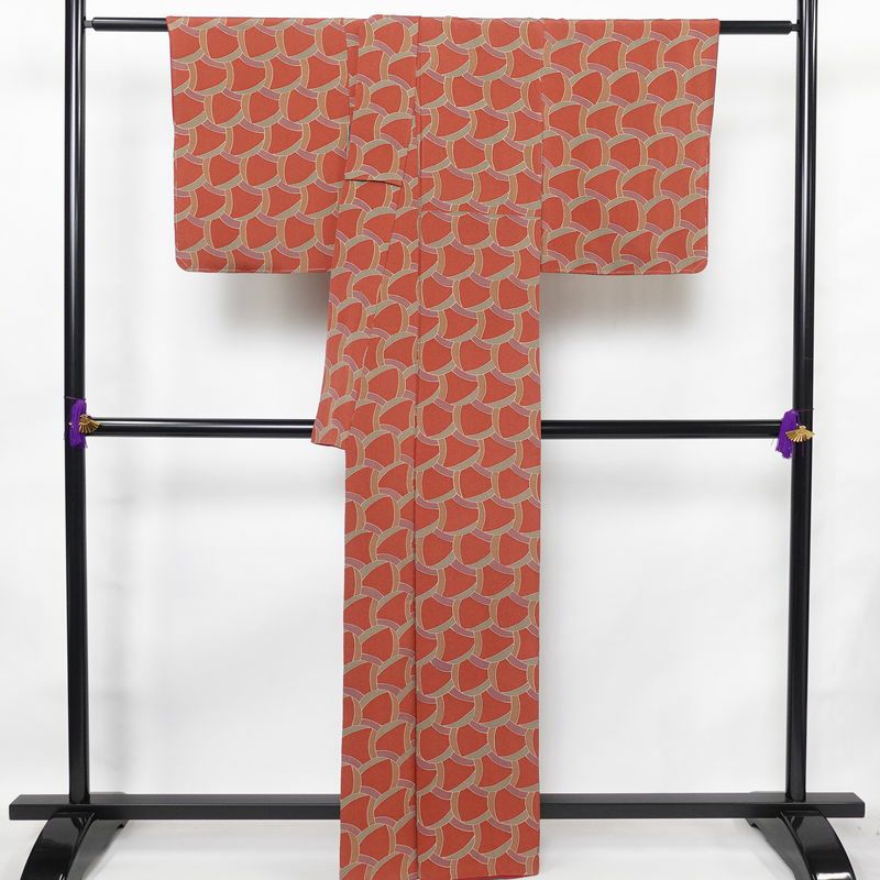 小紋 良品 縮緬 正絹 幾何学柄・抽象柄 袷仕立て 身丈162.5cm 裄丈68cm 一部しつけ糸付き 着物 ピンク_画像2