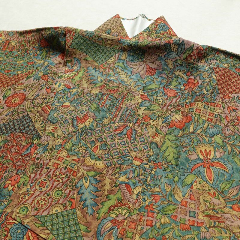 小紋 良品 縮緬 総柄 正絹 幾何学柄・抽象柄 袷仕立て 身丈153cm 裄丈66cm 着物 多色使い_画像16