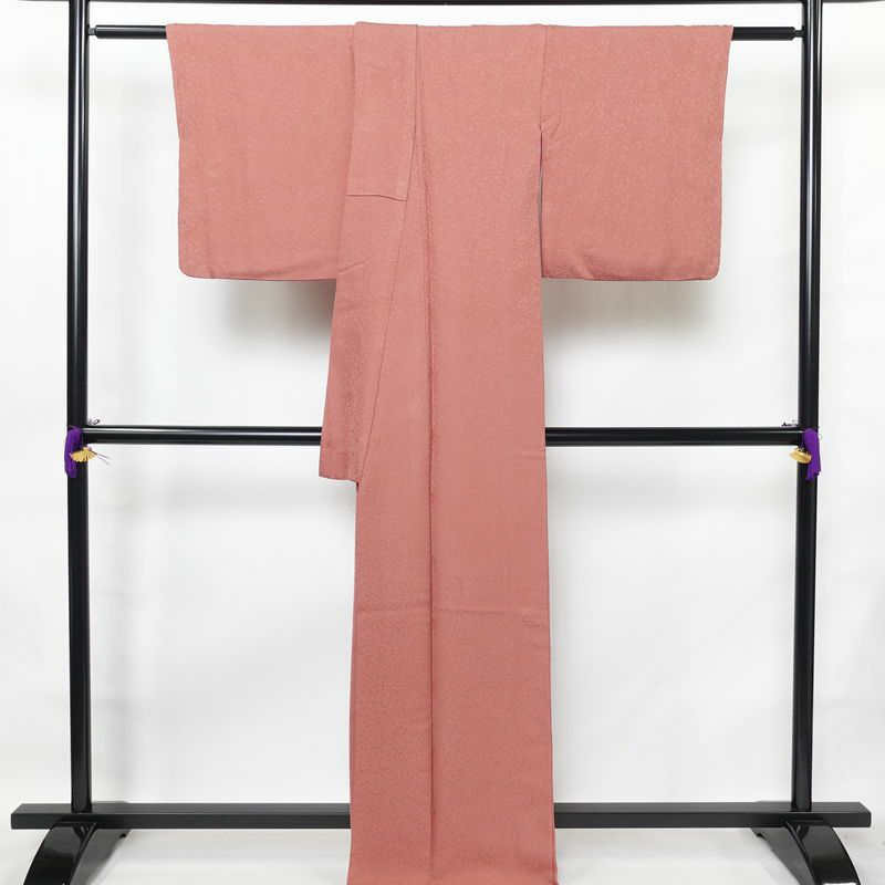 色無地 一つ紋付き 正絹 木の葉・植物柄 袷仕立て 身丈167cm 裄丈69cm フォーマル 着物 ピンク_画像2