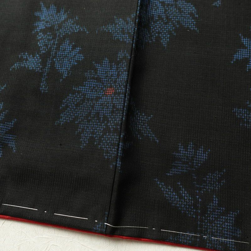 大島紬 しつけ糸付き 正絹 木の葉・植物柄 袷仕立て 身丈170cm 裄丈69.5cm 着物 黒_画像9