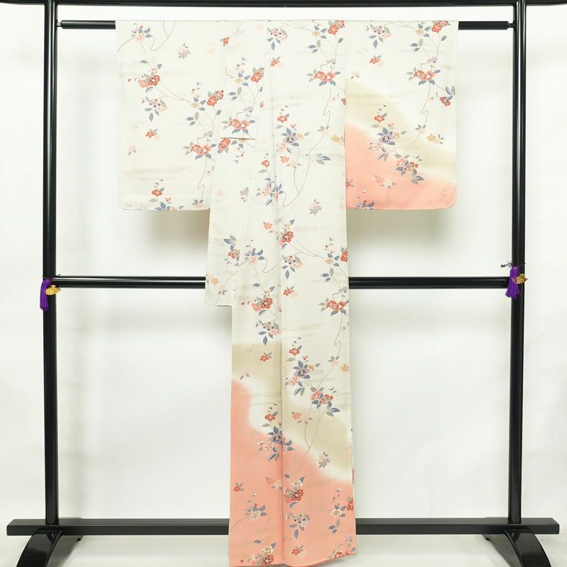 付け下げ しつけ糸付き 正絹 花柄 袷仕立て 身丈160cm 裄丈66cm 金彩 着物 グレージュ ベージュ_画像2