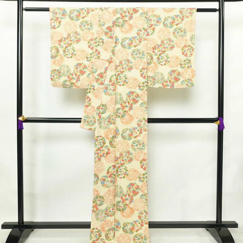 小紋 縮緬 総柄 正絹 花柄 袷仕立て 身丈166cm 裄丈65.5cm 一部しつけ糸付き 着物 クリーム_画像2