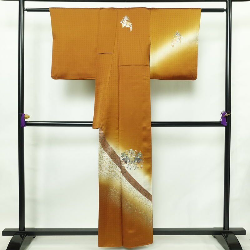 付け下げ 良品 正絹 袷仕立て 身丈158.5cm 裄丈66cm 箔 金彩 着物 黄・黄土色_画像2