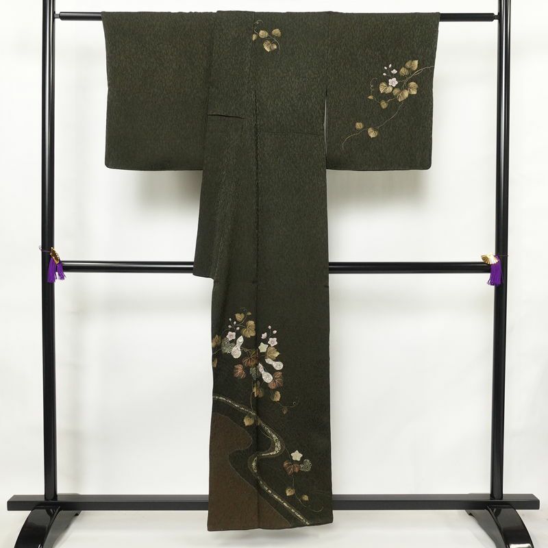 付け下げ 落款入り 正絹 木の葉・植物柄 袷仕立て 身丈157cm 裄丈67cm 箔 刺繍 金彩 フォーマル 着物 緑・うぐいす色_画像2