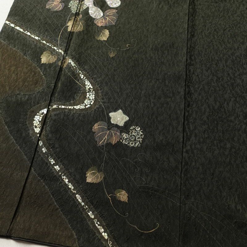 付け下げ 落款入り 正絹 木の葉・植物柄 袷仕立て 身丈157cm 裄丈67cm 箔 刺繍 金彩 フォーマル 着物 緑・うぐいす色_画像4