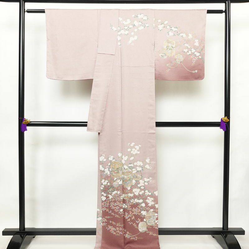 訪問着 良品 しつけ糸付き 綸子 正絹 古典柄 袷仕立て 身丈166cm 裄丈69.5cm 箔 金彩 フォーマル 着物 紫・藤色_画像2