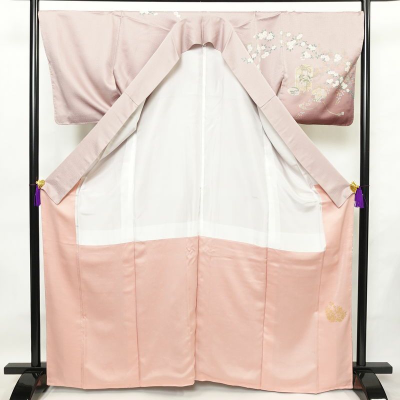 訪問着 良品 しつけ糸付き 綸子 正絹 古典柄 袷仕立て 身丈166cm 裄丈69.5cm 箔 金彩 フォーマル 着物 紫・藤色_画像3