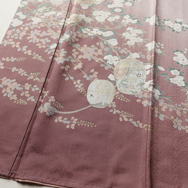 訪問着 良品 しつけ糸付き 綸子 正絹 古典柄 袷仕立て 身丈166cm 裄丈69.5cm 箔 金彩 フォーマル 着物 紫・藤色_画像4