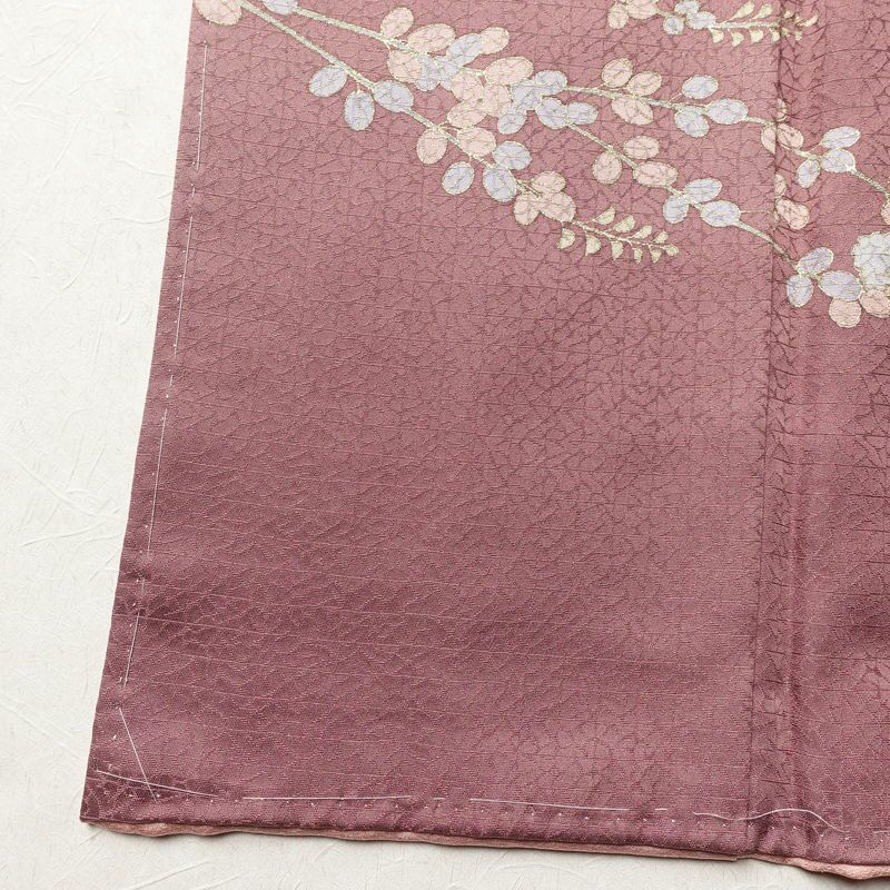 訪問着 良品 しつけ糸付き 綸子 正絹 古典柄 袷仕立て 身丈166cm 裄丈69.5cm 箔 金彩 フォーマル 着物 紫・藤色_画像11